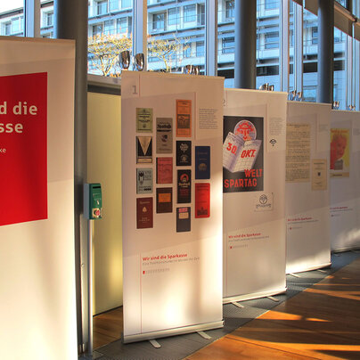 Tafeln der Wanderausstellung 4 "Wir sind die Sparkasse – eine Traditionsmarke im Wandel der Zeit" Tafeln der Wanderausstellung 4 "Wir sind die Sparkasse – eine Traditionsmarke im Wandel der Zeit"
