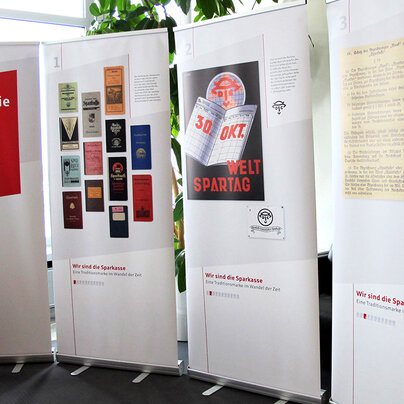 Tafeln der Wanderausstellung 4 "Wir sind die Sparkasse – eine Traditionsmarke im Wandel der Zeit" Tafeln der Wanderausstellung 4 "Wir sind die Sparkasse – eine Traditionsmarke im Wandel der Zeit"