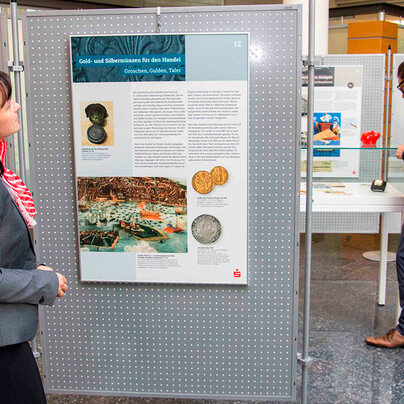 Vitrine der Wanderausstellung „Geldgeschichte(n)" Vitrine der Wanderausstellung „Geldgeschichte(n)"