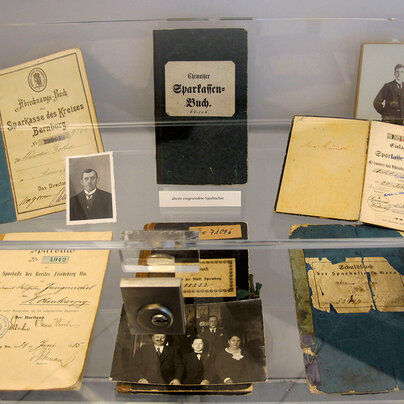 Tafeln der Wanderausstellung 3 "Ein Buch weckt Erinnerungen" Sparbücher in der Wanderausstellung 3 "Ein Buch weckt Erinnerungen"