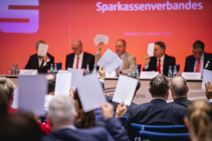 Abstimmung auf der Verbandsversammlung Abstimmung auf der Verbandsversammlung, Foto: Juliane Sonntag/OSV/photothek.de