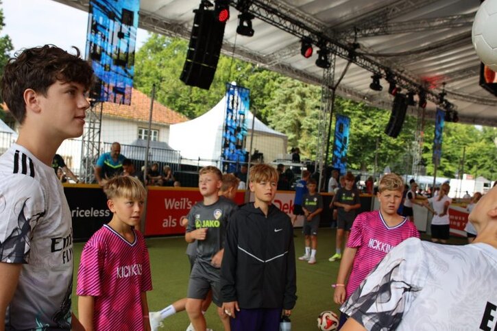 Kinder jonglieren einen Ball