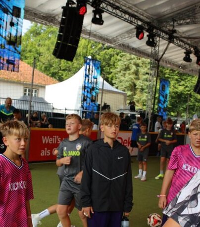 Kinder jonglieren einen Ball