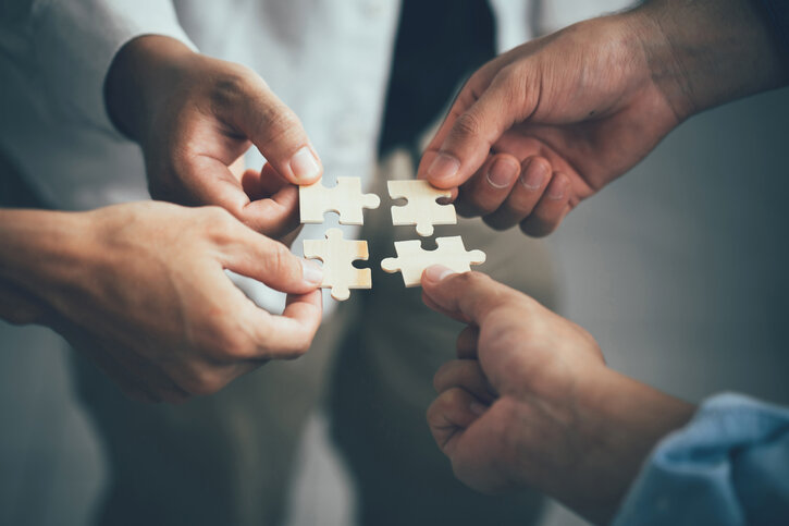 Foto: Adobe Stock/Pcess609 Vier Händen halten jeweils Puzzleteile aneinander