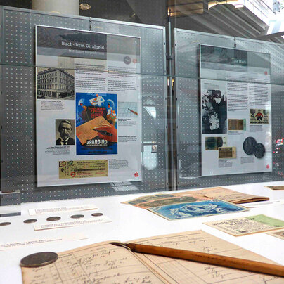 Vitrine der Wanderausstellung „Geldgeschichte(n)" Vitrine der Wanderausstellung „Geldgeschichte(n)"
