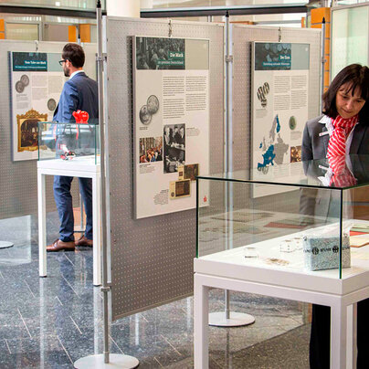 Vitrine der Wanderausstellung „Geldgeschichte(n)" Vitrine der Wanderausstellung „Geldgeschichte(n)"
