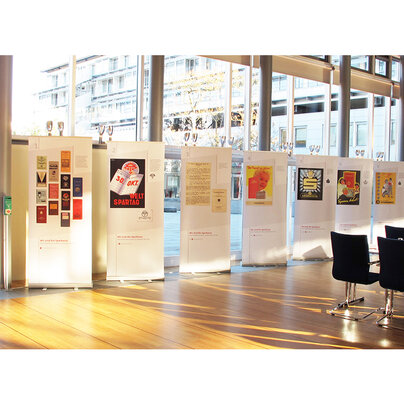 Tafeln der Wanderausstellung 4 "Wir sind die Sparkasse – eine Traditionsmarke im Wandel der Zeit" Tafeln der Wanderausstellung 4 "Wir sind die Sparkasse – eine Traditionsmarke im Wandel der Zeit"
