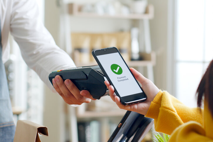 Foto: Adobe Stock/Nattakorn Person benutzt Smartphone zum Bezahlen