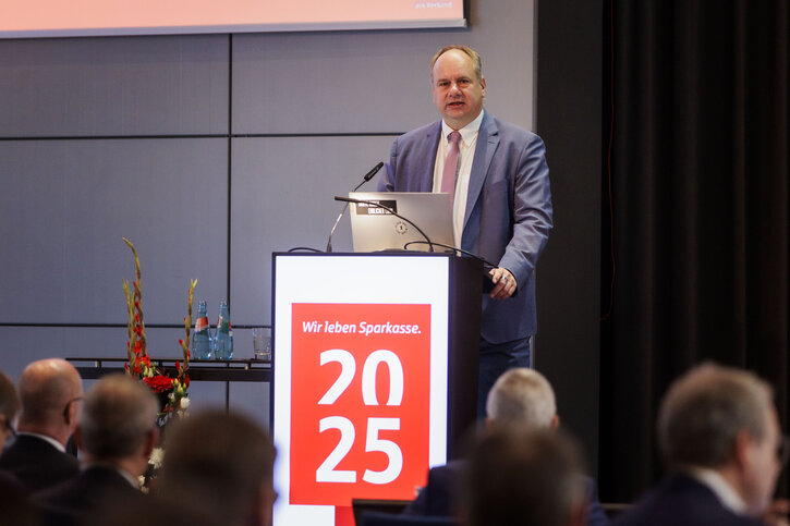 Dirk Hilbert (Vorsitzender der Verbandsvorstandes) spricht auf einer Verbandsversammlung Dirk Hilbert (Vorsitzender der Verbandsvorstandes) spricht auf einer Verbandsversammlung, Foto: Kira Hofmann/OSV/photothek.de