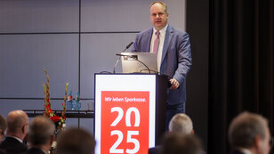 Dirk Hilbert (Vorsitzender der Verbandsvorstandes) spricht auf einer Verbandsversammlung, Foto: Kira Hofmann/OSV/photothek.de
