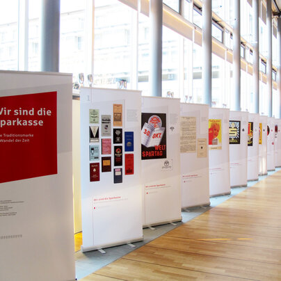 Roll-ups für die Ausstellung in einer Reihe