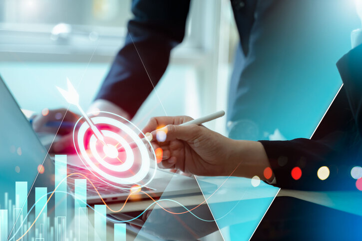 Business Team wählt Zielsymbol und Strategie aus